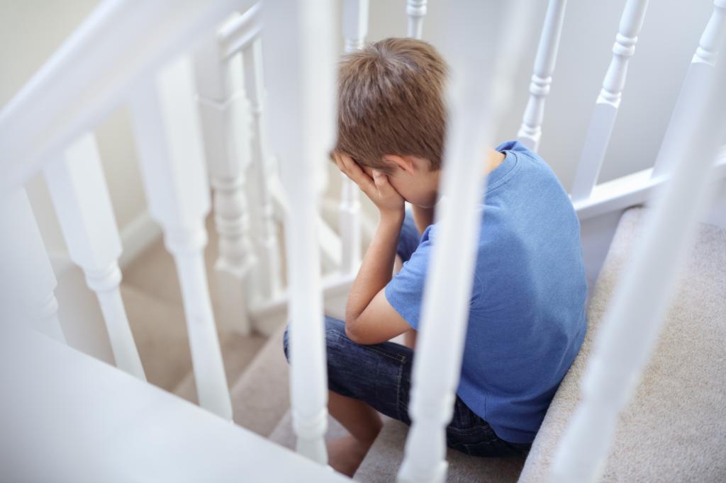 Мальчик плачет на лестнице