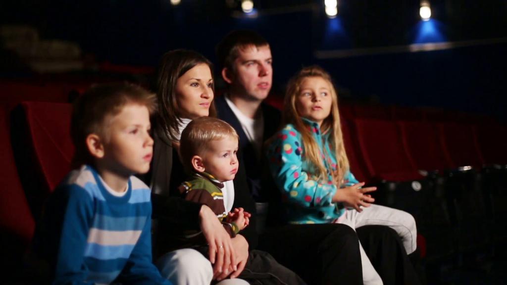 Семья в кинотеатре