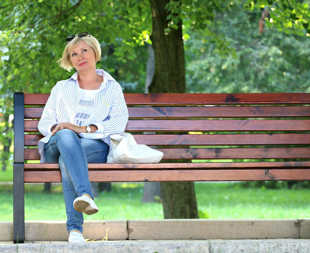 Женщина сидит на скамейке