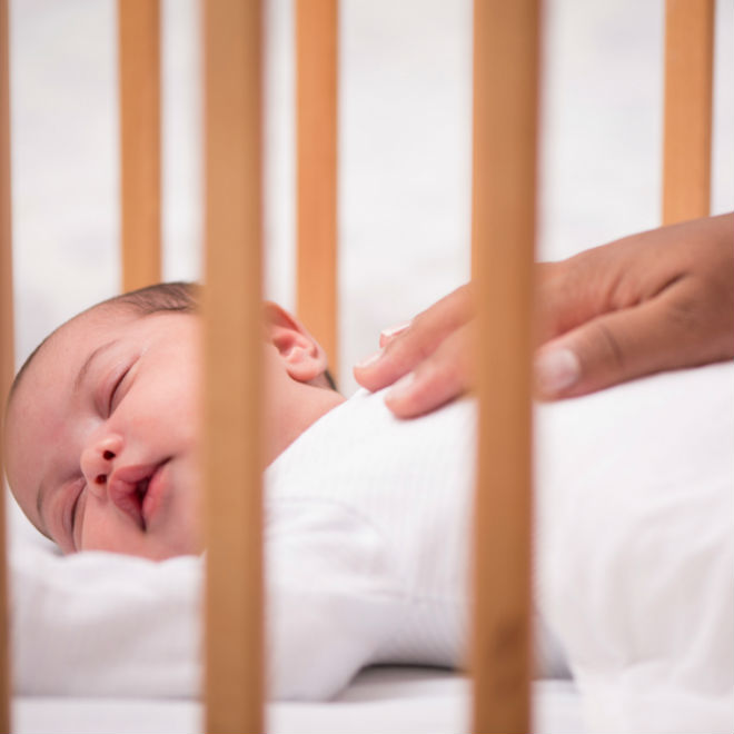 Как отучить ребенка от укачивания перед сном: эффективные методы, особенности и отзывы