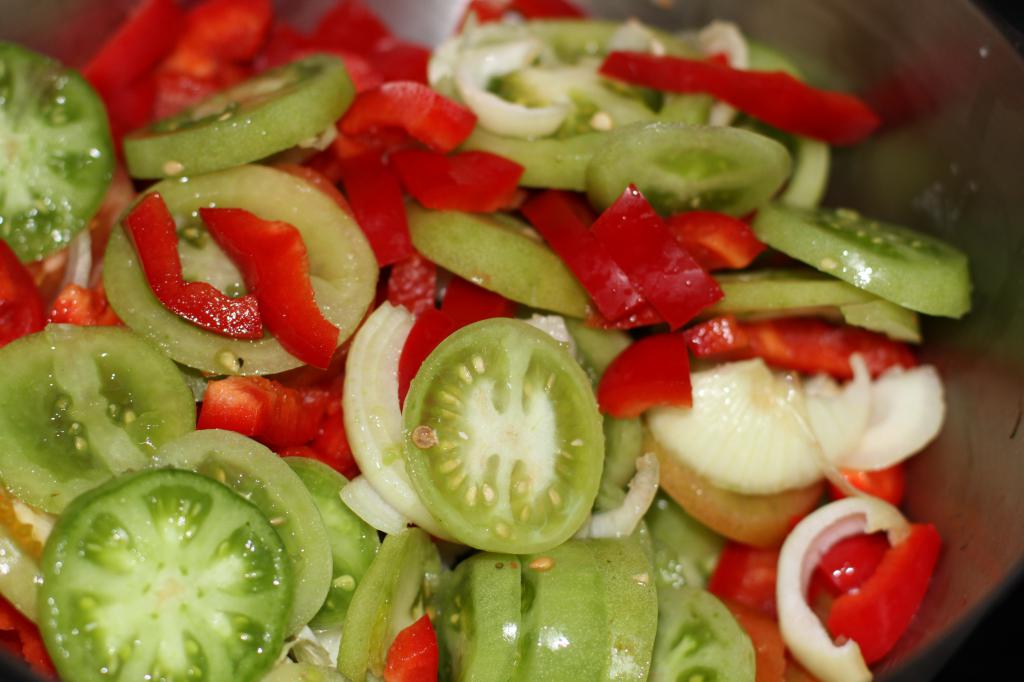 Салат из зеленых помидоров весьма аппетитные