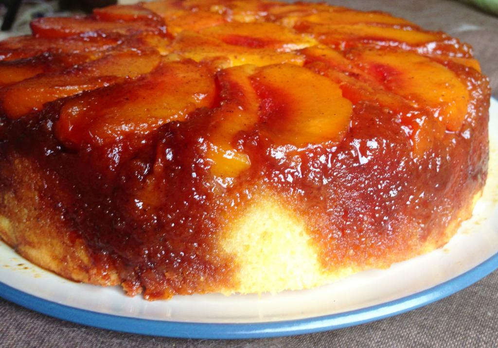 Бисквитный пирог с персиками консервированными