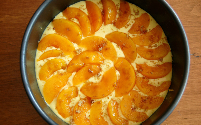 Простой пирог с консервированными персиками