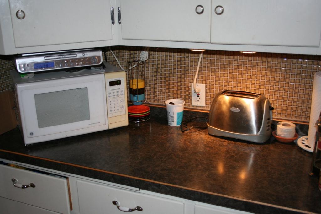 Куда поставить микроволновку на кухне: варианты размещения