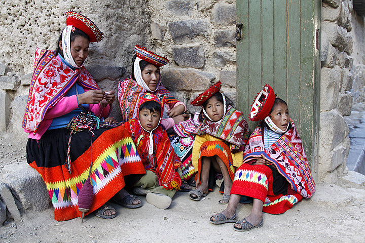 перуанские женщины занимаются рукоделием