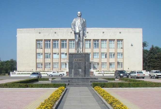 памятник ленину в городе прохладный кбр