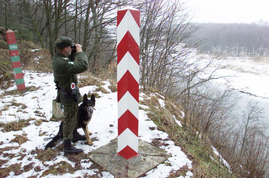 польский пограничник с собакой
