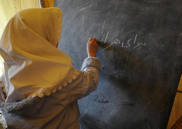 афганская девочка за письмом