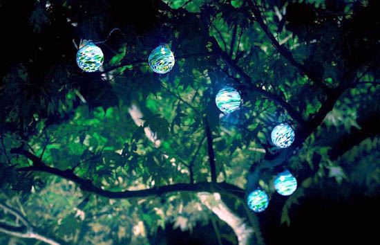 подсветка деревьев фонариками