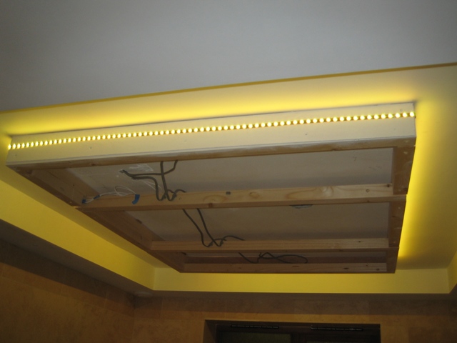 светодиодная лента на потолке