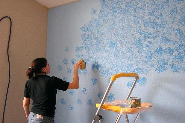 как покрасить бетонную стену в квартире