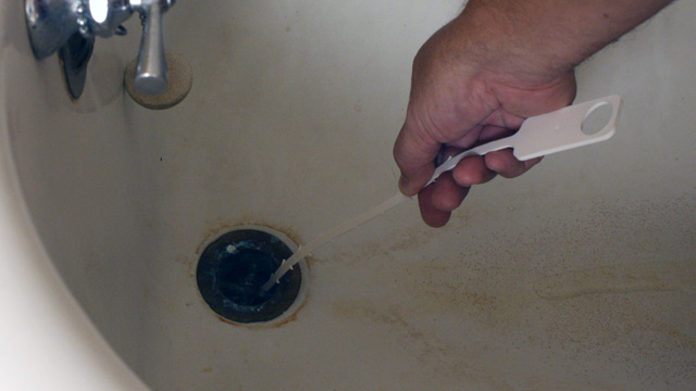 Запах канализации в квартире: что делать, куда жаловаться? Прочистка канализации