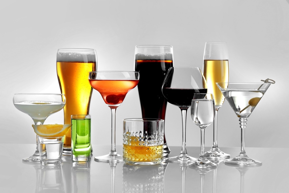Как проверить алкоголь: как обнаружить подделку, варианты проведения проверки подлинности спиртного