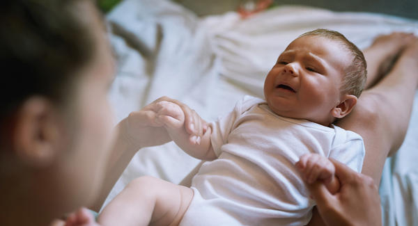 Почему ребенок икает после кормления грудным молоком: причины и что делать?