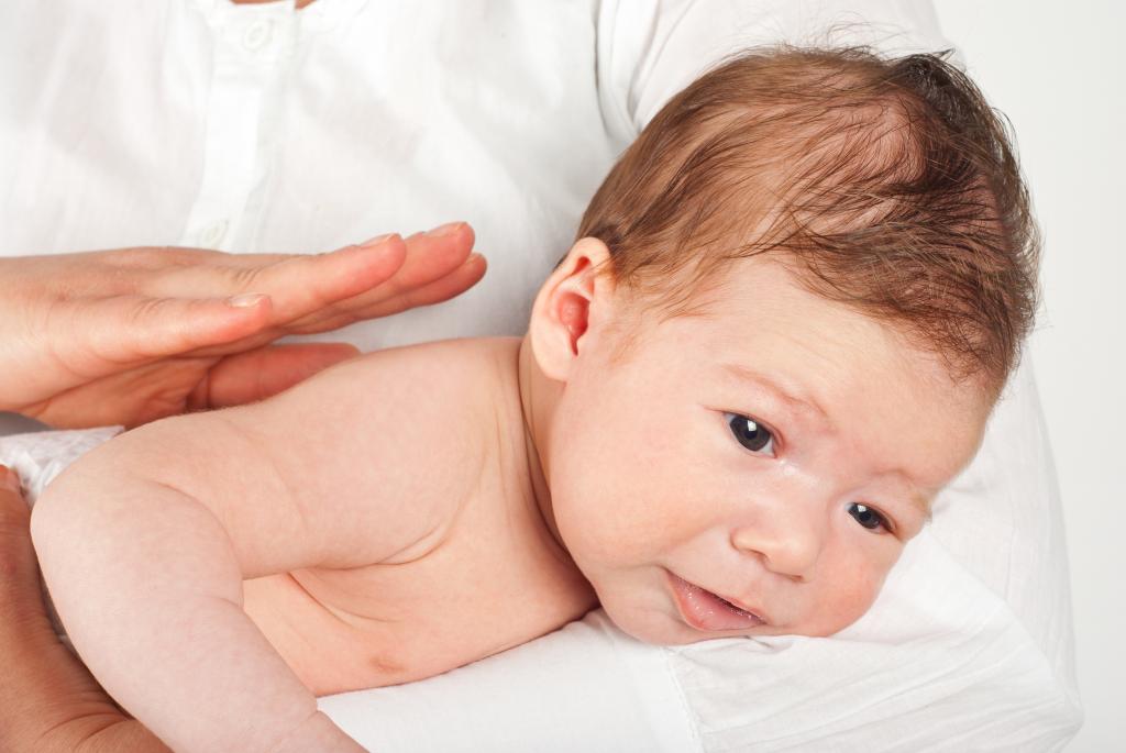 Почему ребенок икает после кормления грудным молоком: причины и что делать?