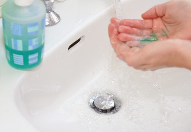 Как отмыть краску для волос с рук: эффективные методы в домашних условиях