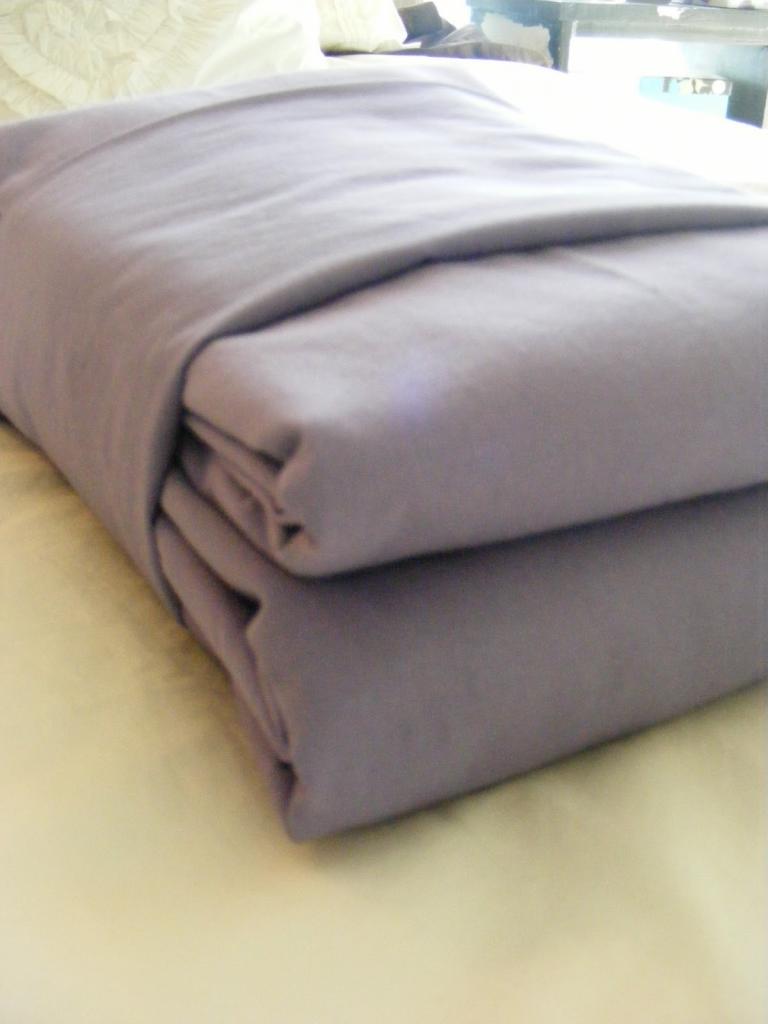 Как компактно сложить постельное белье
