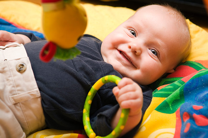 Как играть с ребенком в 3 месяца: развивающие игрушки для малыша и игры