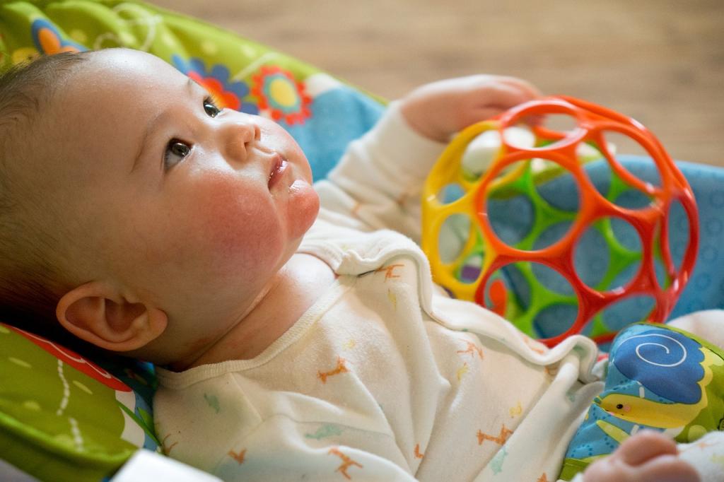 Как играть с ребенком в 3 месяца: развивающие игрушки для малыша и игры