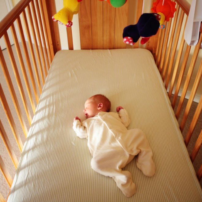 С какого возраста ребенок спит на подушке: мнение педиатров, советы по выбору подушки для детей