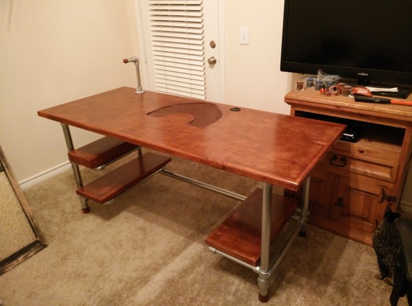 Небольшой стол для ноутбука