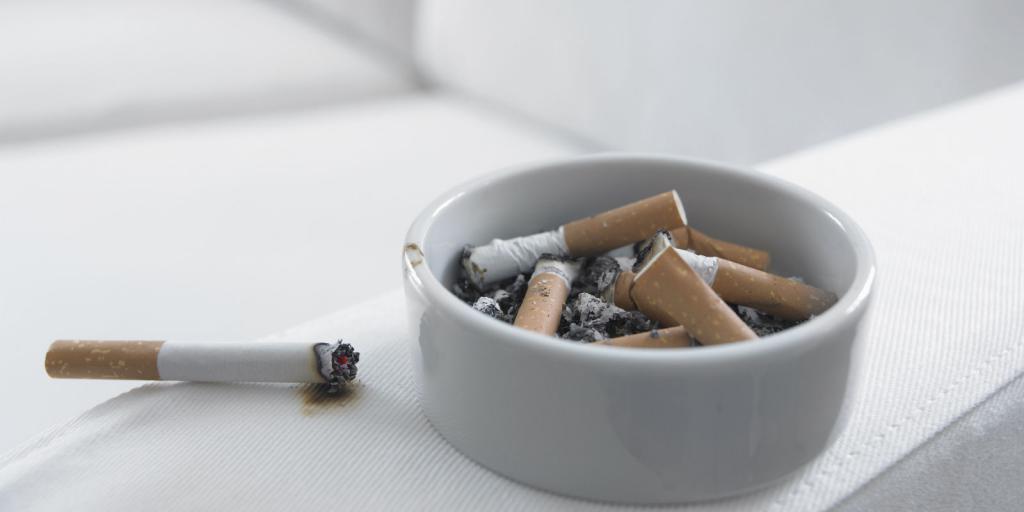 Сигаретные изделия в пепельнице