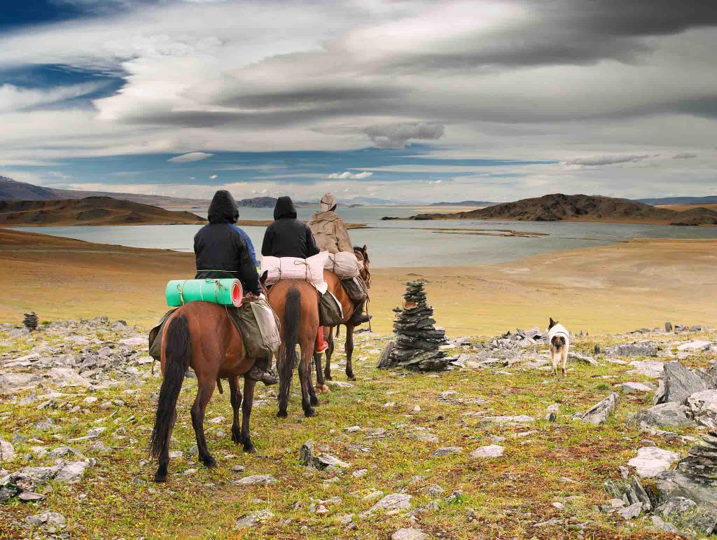 Туристы на конной прогулке в Монголии