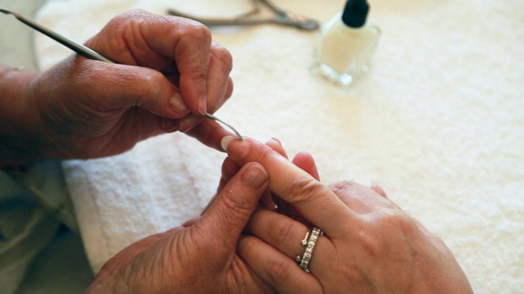 Как правильно обработать ногти: методика и особенности ухода
