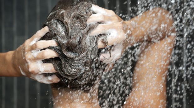 Умывание волос под душем