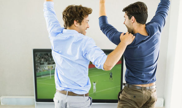 Мужчины смотрят футбол