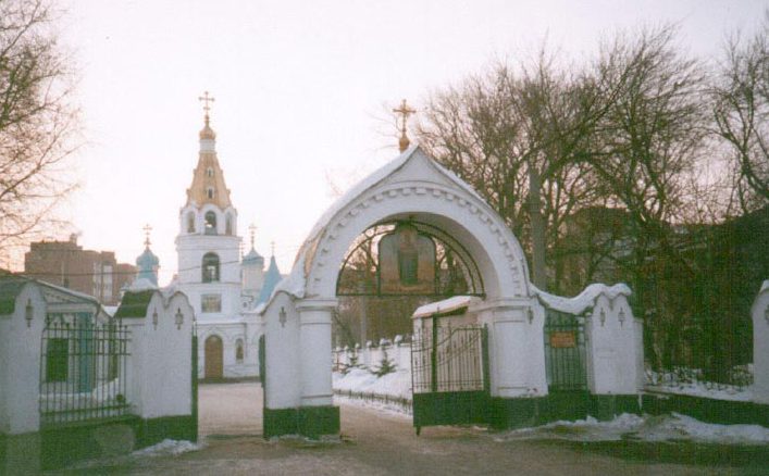 Ворота во двор храма