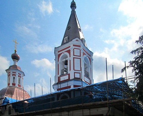 У стен Ильинской церкви