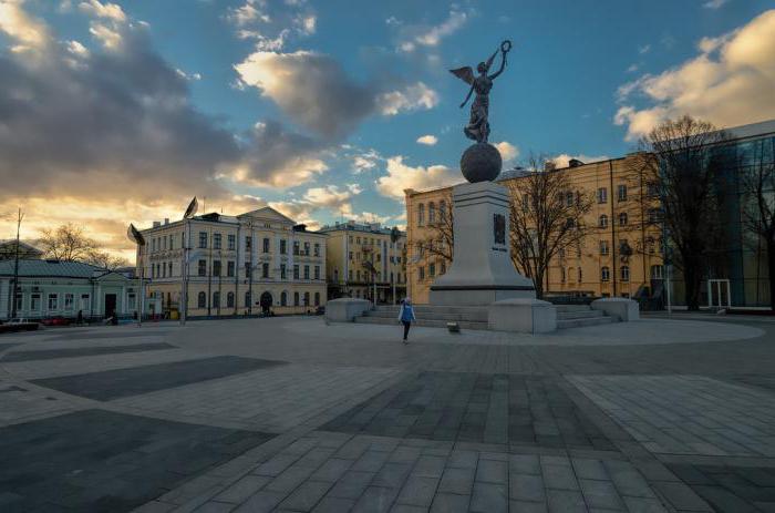 памятник на площади конституции харьков