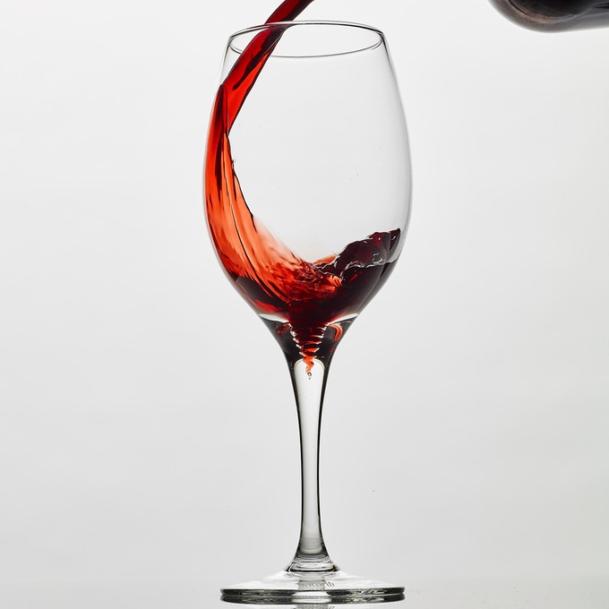 наливать вино в бокал