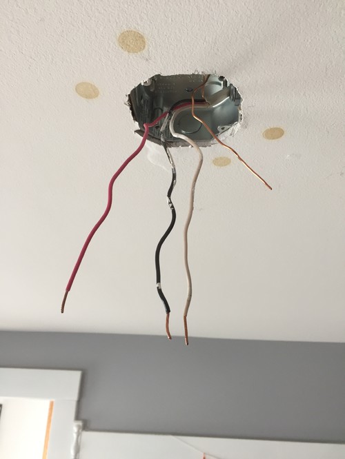 Провода выведены из потолка для подключения люстры