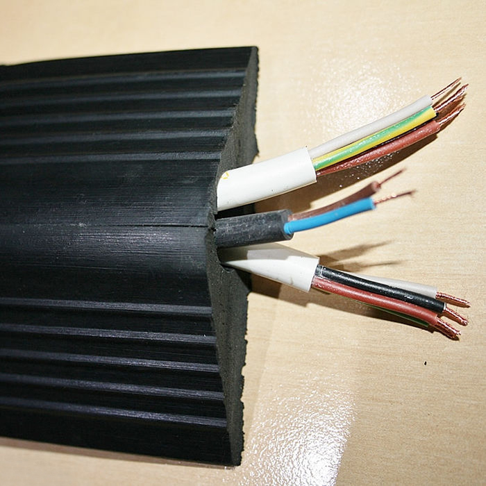 Резиновый кабель-канал