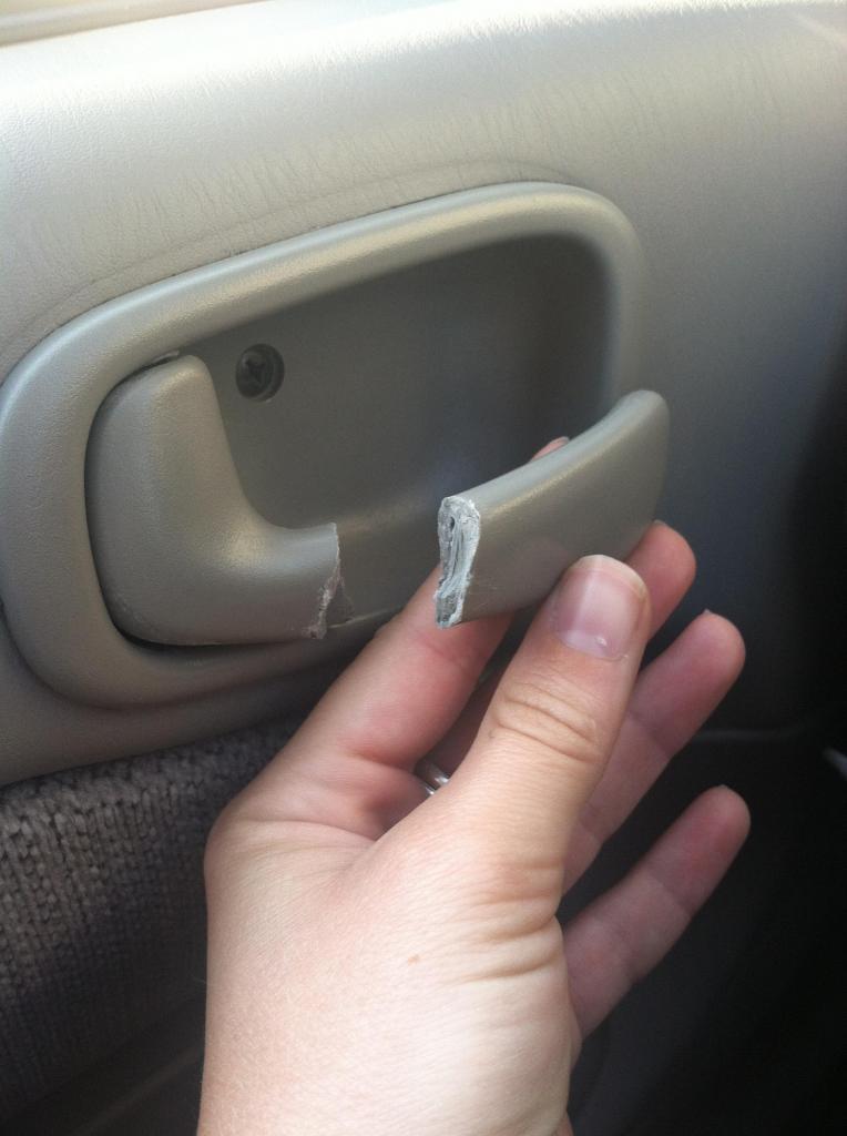 Отломанная ручка двери автомобиля