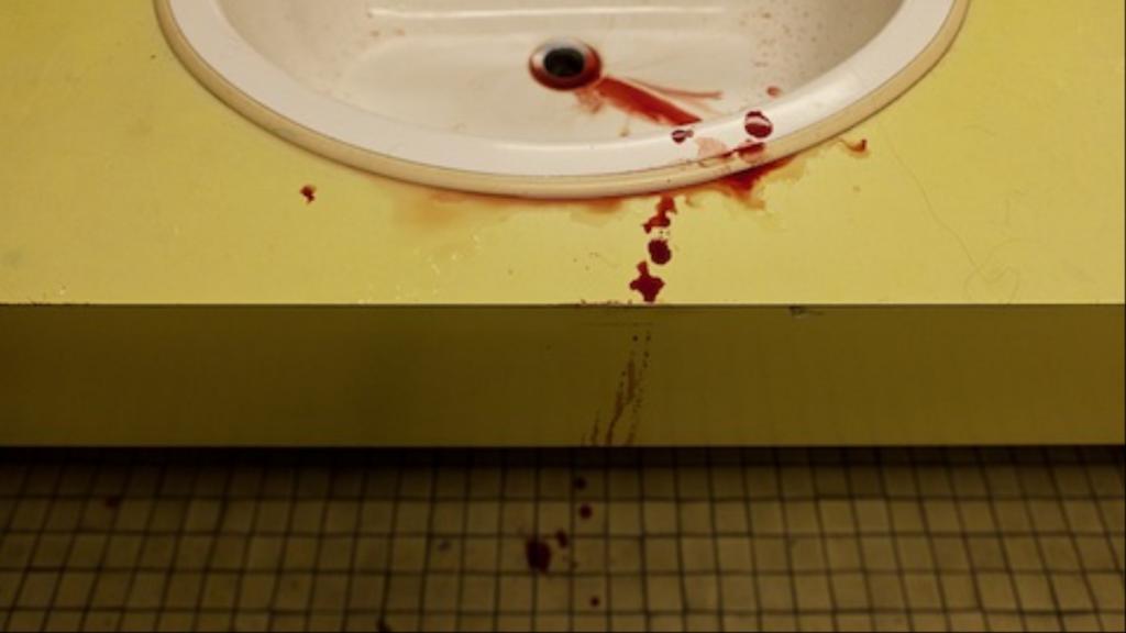 Кровь в ванной