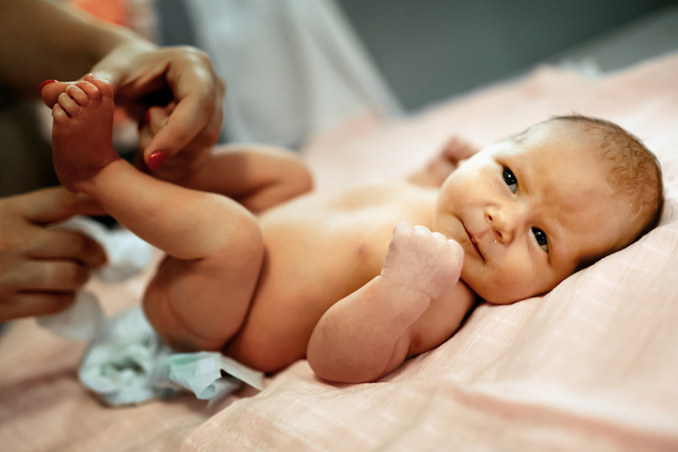 Белые выделения у новорожденных девочек: причины и что делать? Гигиена новорожденных девочек