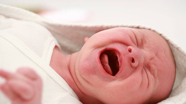 Белые выделения у новорожденных девочек: причины и что делать? Гигиена новорожденных девочек