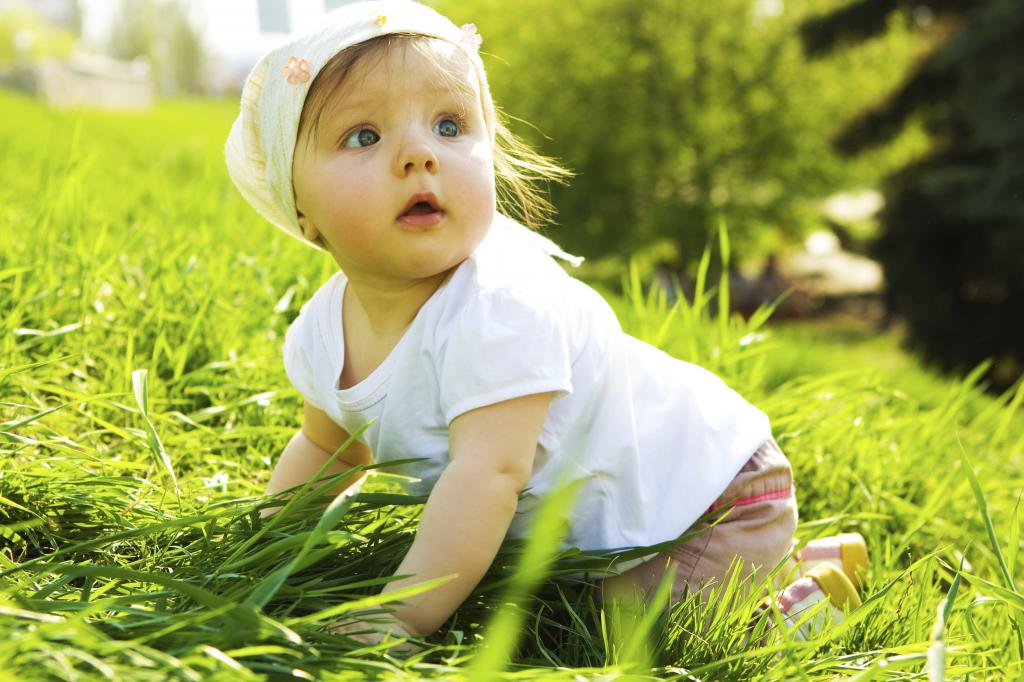 малыш в траве