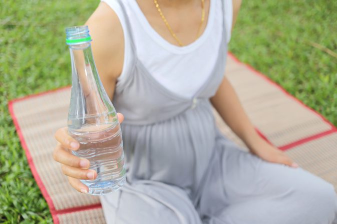 женщина с бутылкой воды