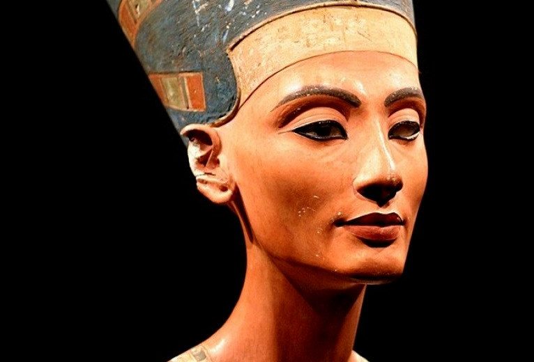 египтянка с длинной шеей