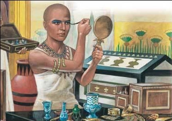 египтянка накладывает макияж