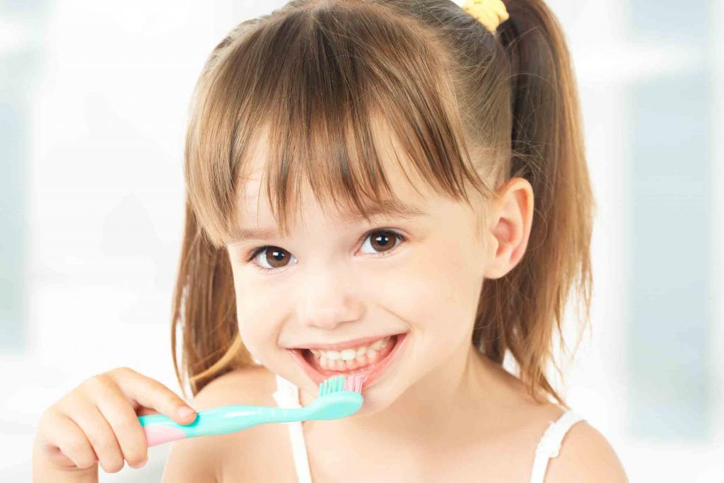 девочка чистит зубы