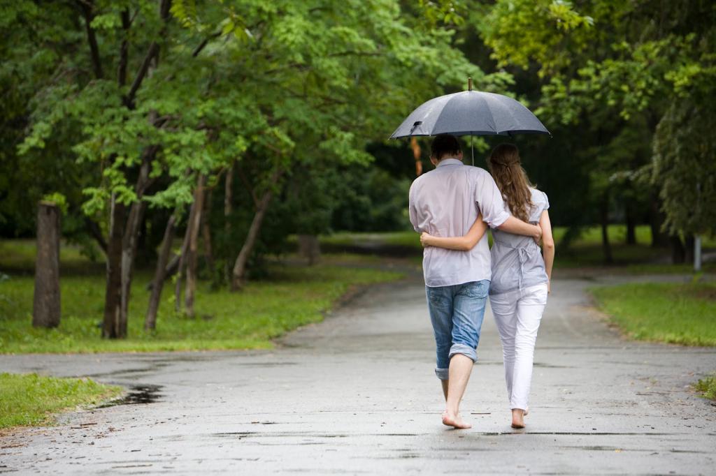 мужчина и женщина под зонтом