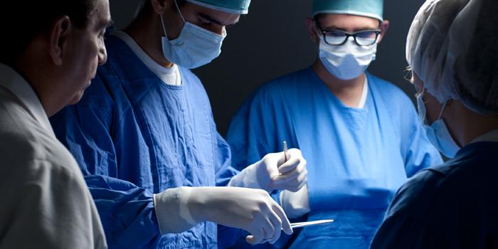 врачи во время операции