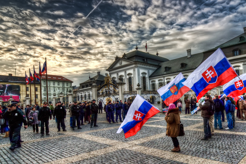 люди на площади с флагами Словакии