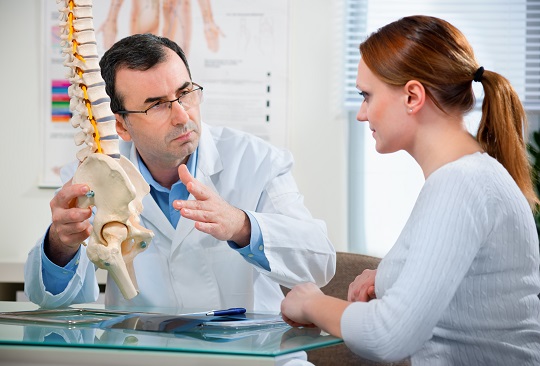 врач рассказывает пациентке об остеохондрозе