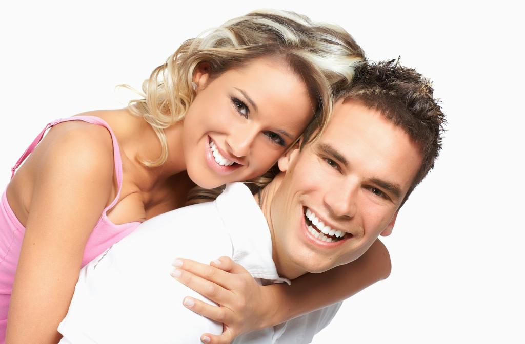 Мужчина и женщина улыбаются фото